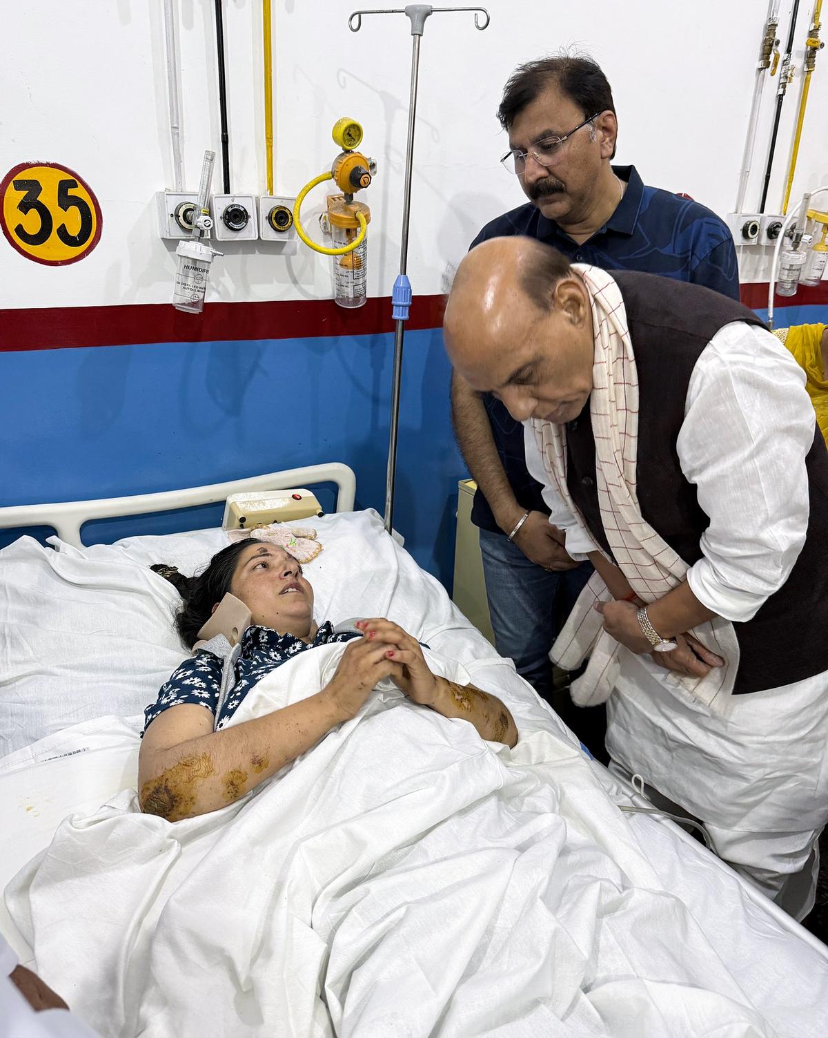 Defence Minister Rajnath Singh meets the injured in the cloudburst and flash floods at Chishoti in Kishtwar, at Jammu Medical College in Jammu on Sunday. (x/@rajnathsingh) Defence Minister Rajnath Singh meets the injured in the cloudburst and flash floods at Chishoti in Kishtwar, at Jammu Medical College in Jammu on Sunday. (x/@rajnathsingh)