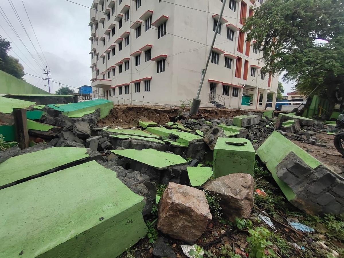 Heavy rain causes part of Dindigul GH, court complex compound walls to collapse