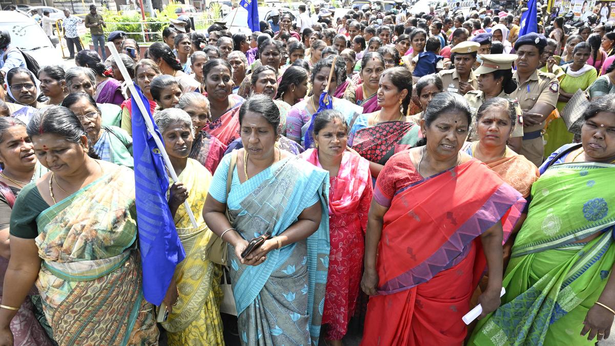 Noon-meal workers stage protest in Coimbatore; demand pension hike