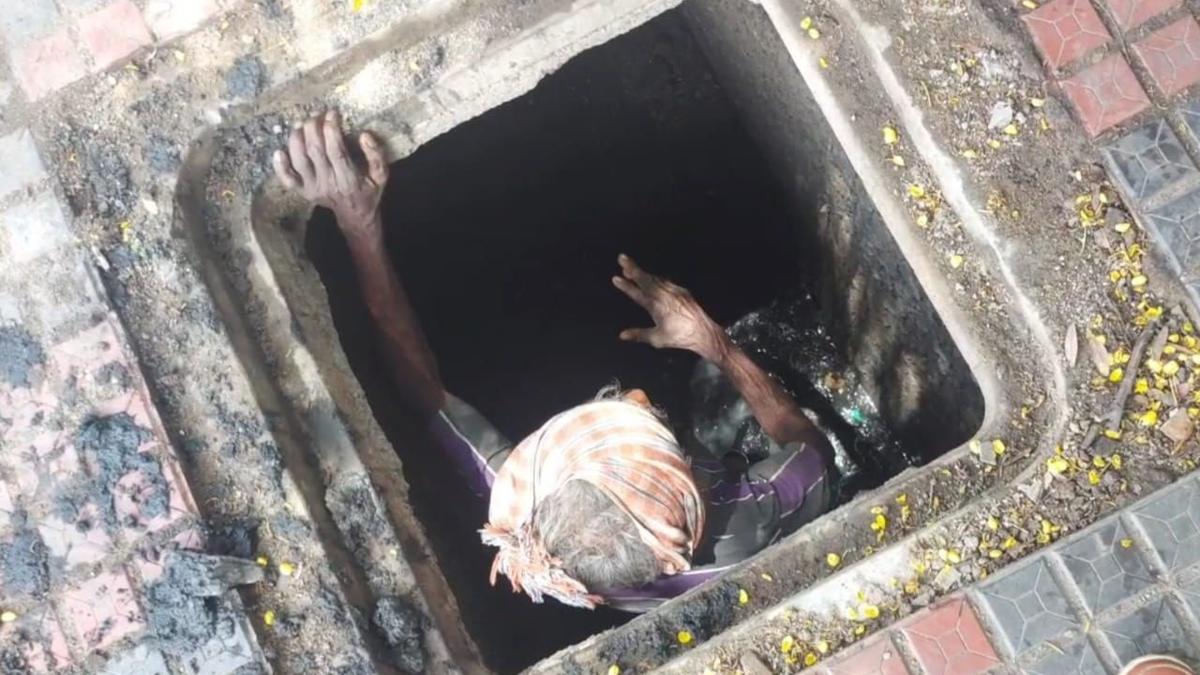 Manual scavenging | Register FIRs against Commissioners of Corporations, Municipalities and Panchayat Unions, orders Madras High Court
