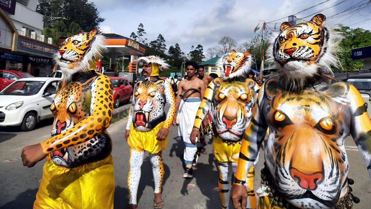 Last-minute shopping spree and cheery festivities mark Thiru Onam eve in Kerala