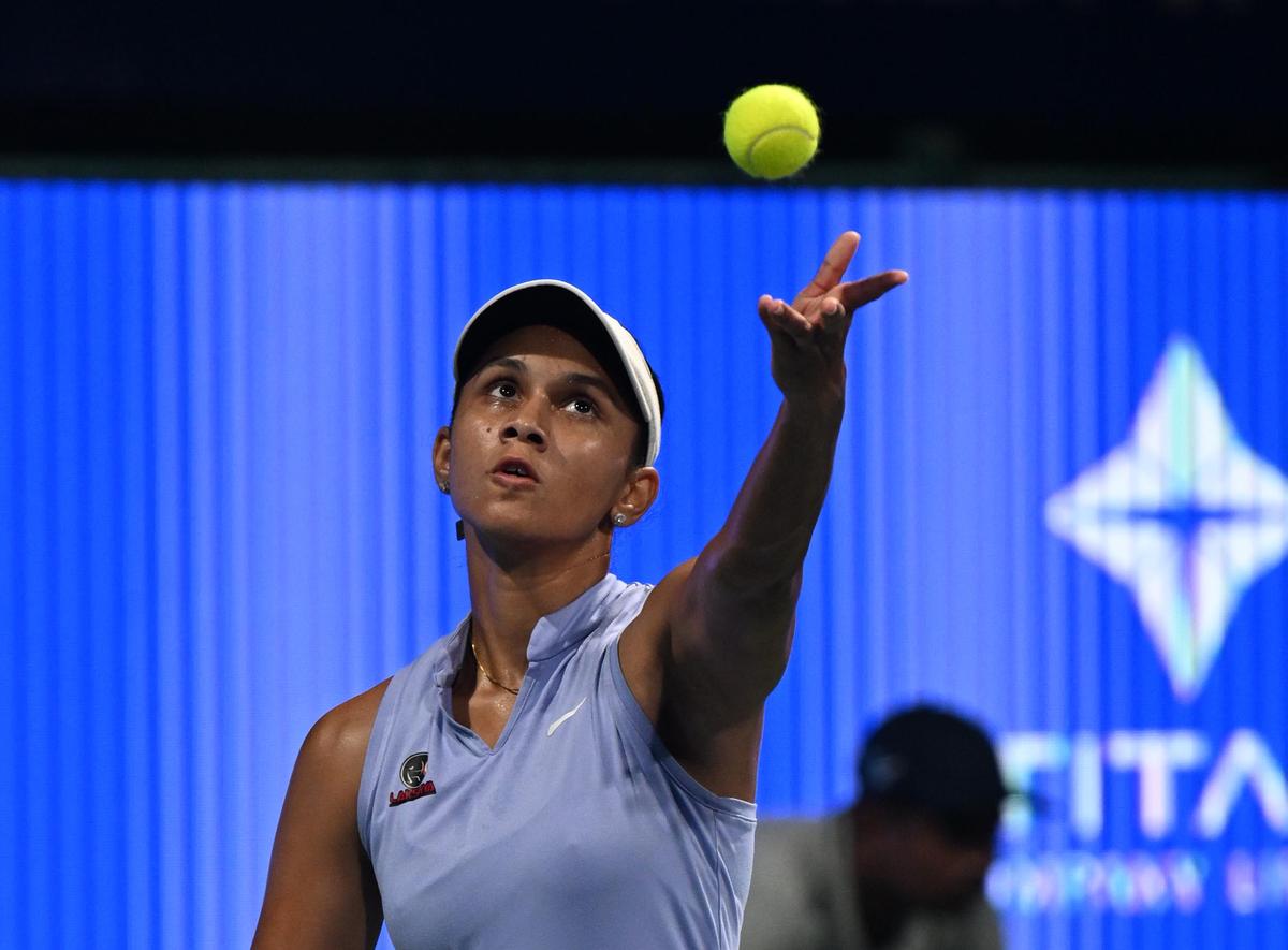 Shrivalli dari India beraksi melawan Birrell dari Australia di WTA Chennai Open.