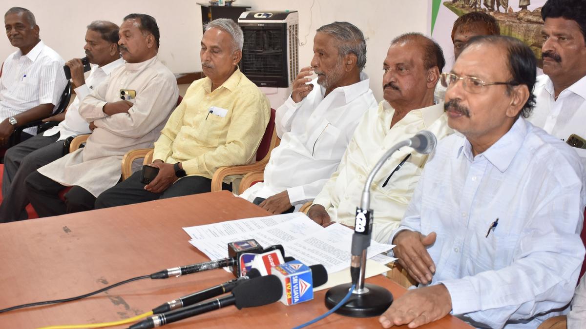 Ex Mayors of Mysuru from Cong. seek development projects including Kabini Stage 2
