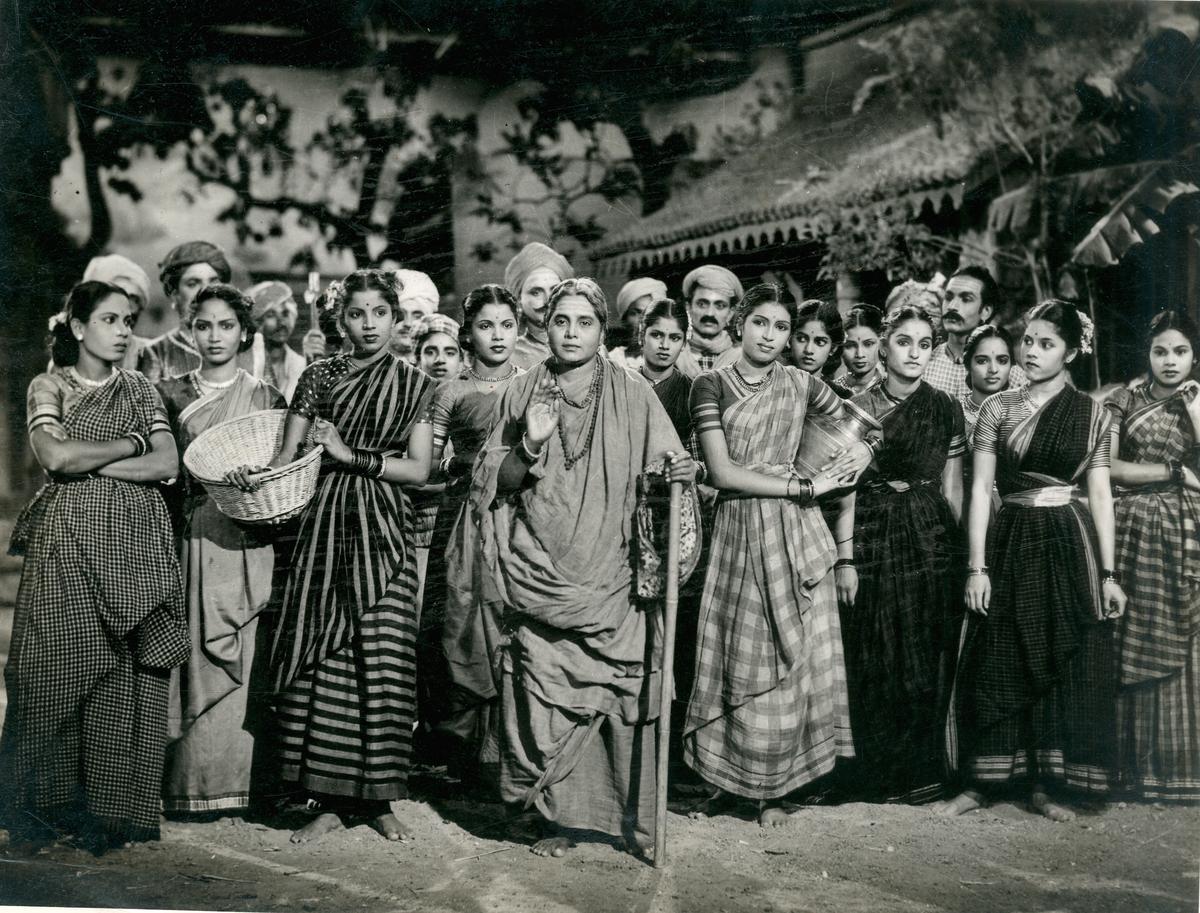 K.B. Sundarambal (centre) in a scene from Gemini Vasan’s Avvaiyar.