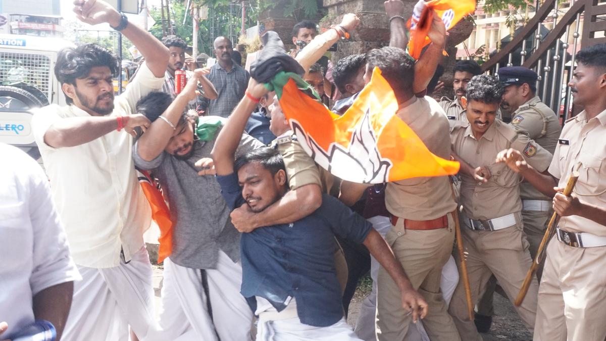 Death of Kannur ADM: Tensions at Collectorate as Yuva Morcha, KSU activists protest seeking Collector’s resignation