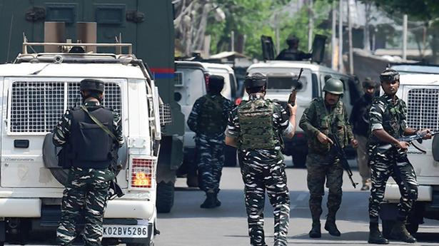 Militants shoot and injure policeman in Anantnag