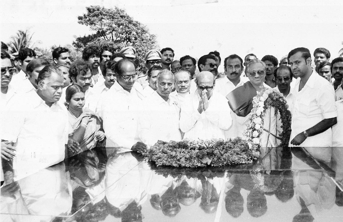 डीएमके विधानसभा नेता चुने जाने के बाद, डॉ. एम. करुणानिधि ने अन्य मंत्रियों के साथ 25 जनवरी, 1989 को अन्ना समाधि पर श्रद्धांजलि अर्पित की और पुष्पांजलि अर्पित की। डीएमके विधानसभा नेता चुने जाने के बाद, डॉ. एम. करुणानिधि ने अन्य मंत्रियों के साथ 25 जनवरी, 1989 को अन्ना समाधि पर श्रद्धांजलि अर्पित की और पुष्पांजलि अर्पित की।