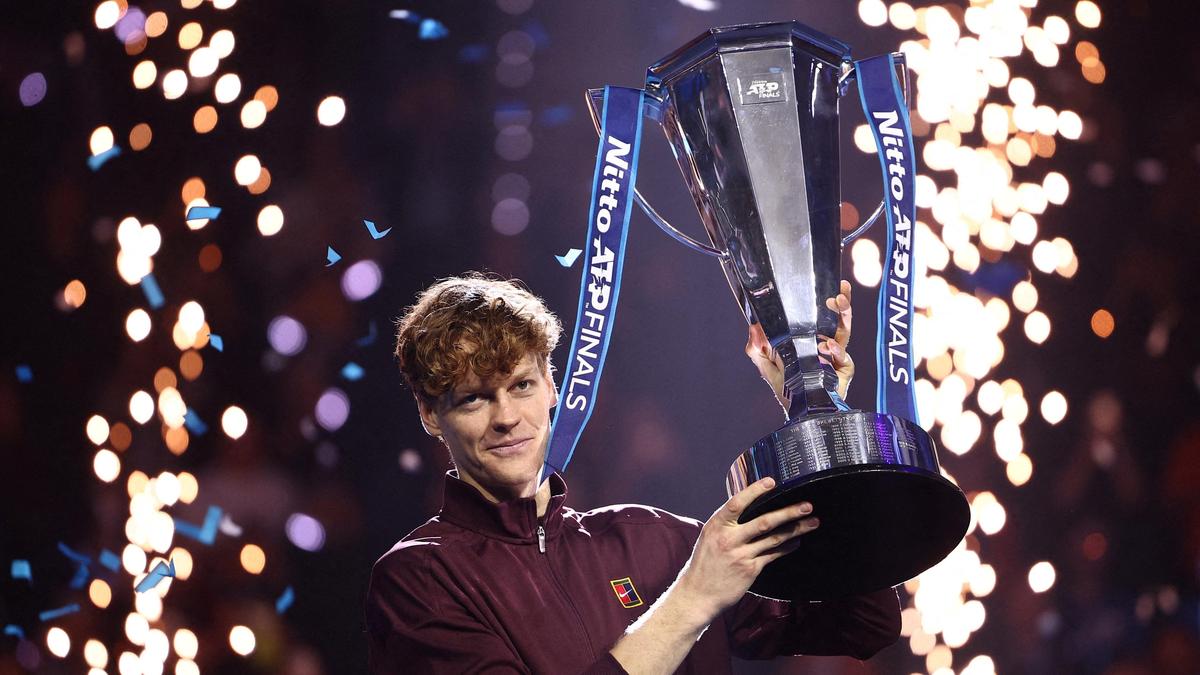 Jannik Sinner, Carlos Alcaraz’ı yenerek ATP Finalleri şampiyonluğunu evindeki taraftarların önünde korudu