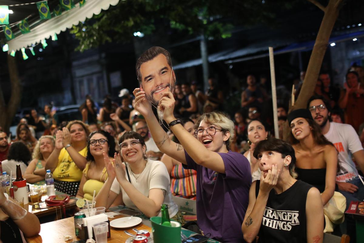 A fan holds a mask of Brazilian actor Wagner Moura, nominated for an Oscar for Best Actor for his role in ‘The Secret Agent,’ during a gathering at a bar to watch the awards show, in Rio de Janeiro A fan holds a mask of Brazilian actor Wagner Moura, nominated for an Oscar for Best Actor for his role in ‘The Secret Agent,’ during a gathering at a bar to watch the awards show, in Rio de Janeiro