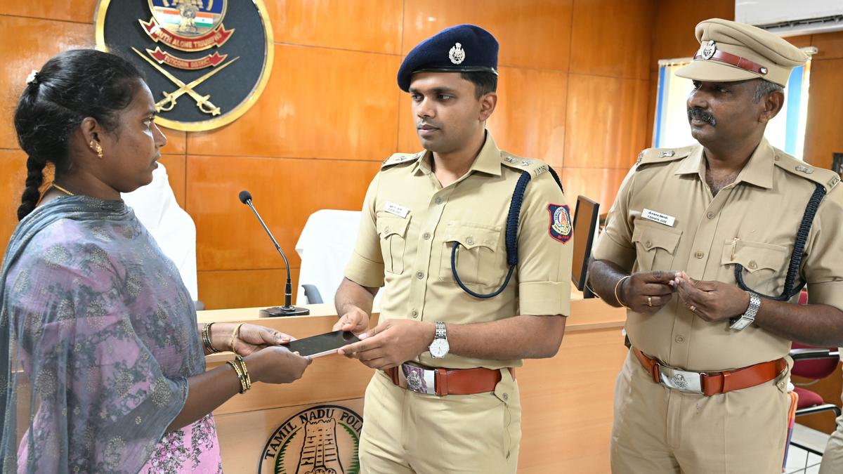 Police return 100 recovered mobile phones to owners