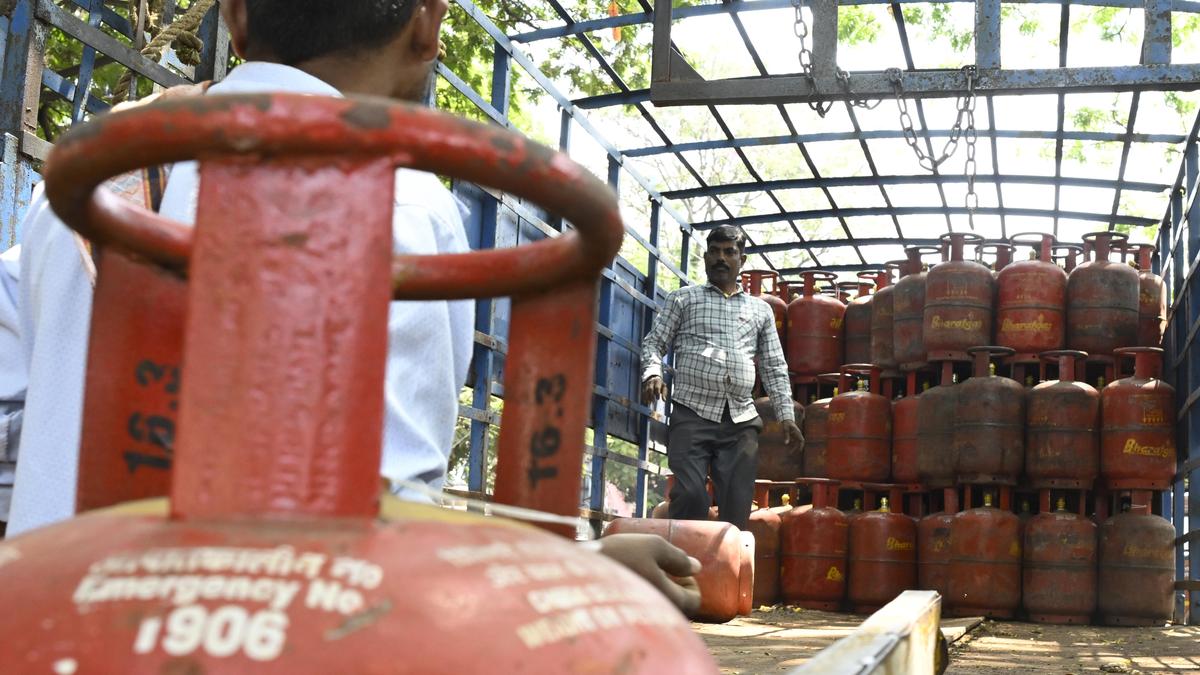 86% of LPG supply in Telangana used domestically; problems in commercial supply come to our notice: Uttam