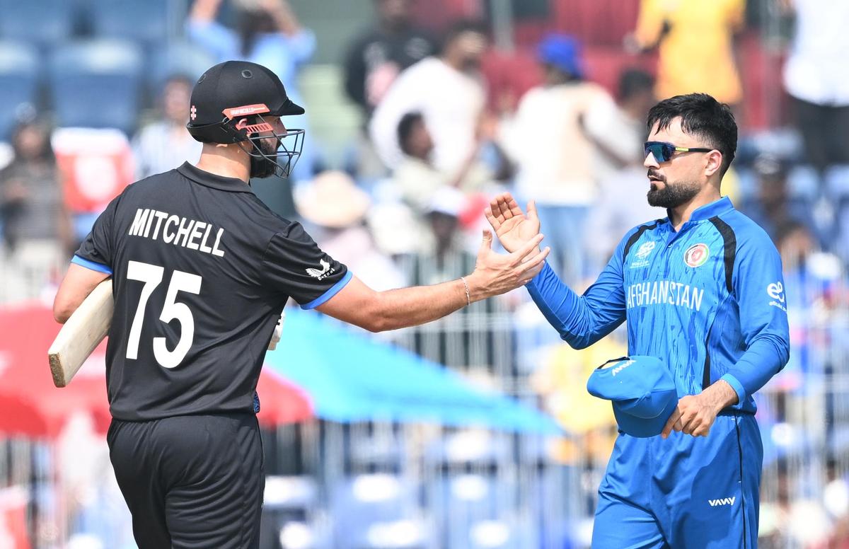 Daryl Mitchell dari Selandia Baru dan Rashid Khan dari Afghanistan selama pertandingan Piala Dunia ICC T20 di Stadion MAC di Chennai