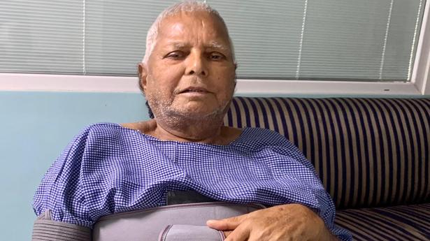 Rahul meets Lalu at AIIMS, enquires about his health from doctors