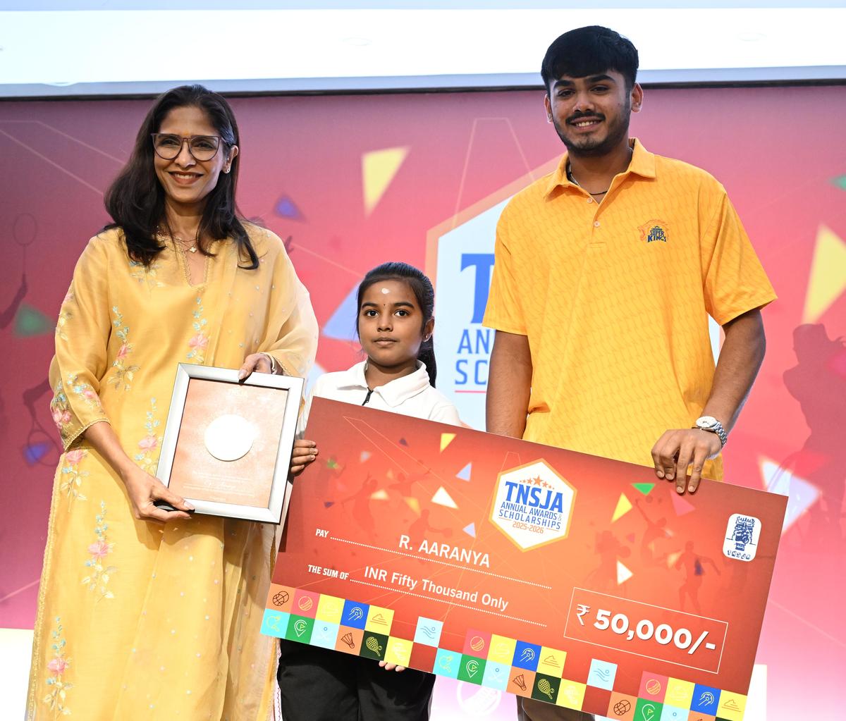 R. Aaranya gets the scholarship from Rupa Gurunath and Ayush Mhatre.