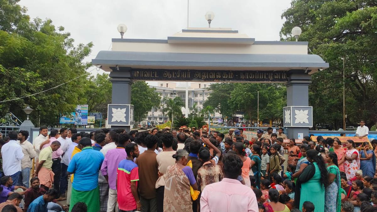 Nambiyar Nagar residents lay siege to Nagapattinam Collectorate over basic amenities