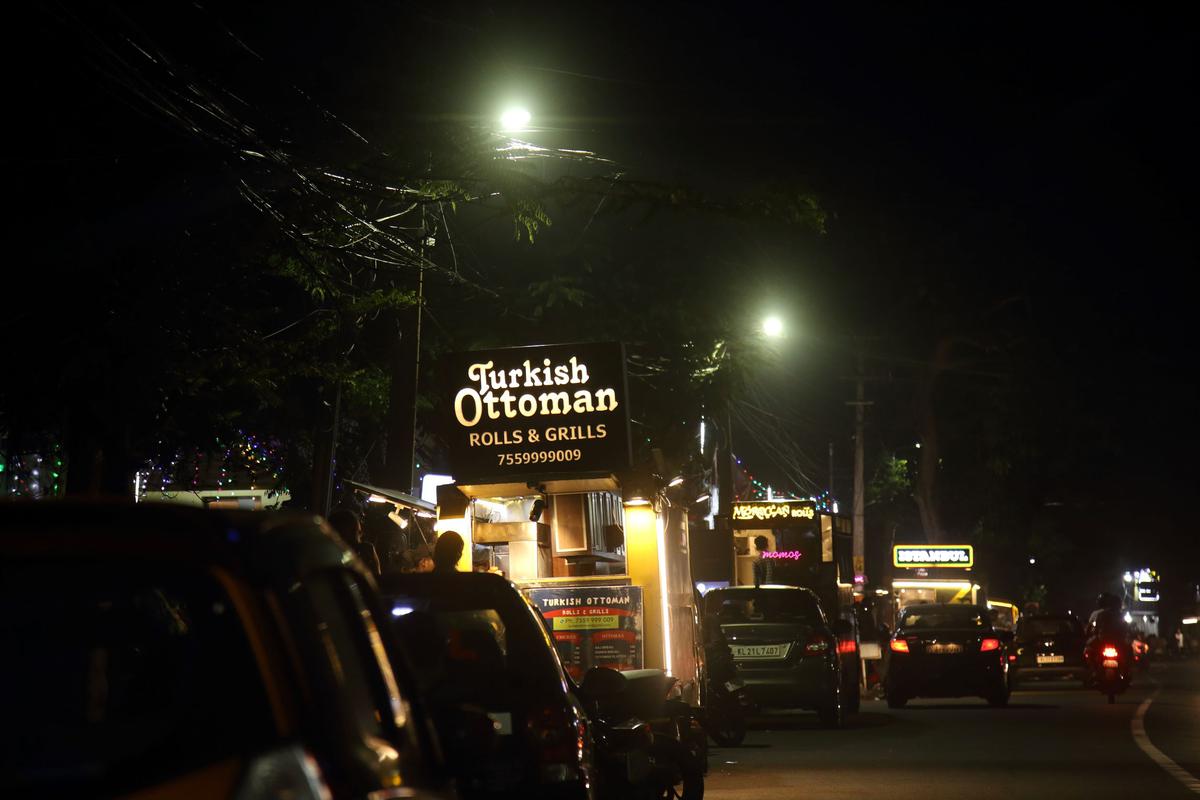 Food trucks on Kaudiyar-Kuravankonam road