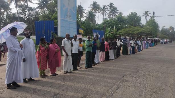 Human chain in Kochi against Vizhinjam project