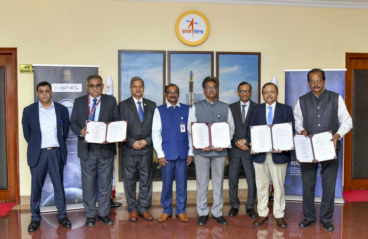 SRO Chairman during the signing of an agreement in Bengaluru on September 10, 2025. | Photo: X/@isro via PTI SRO Chairman during the signing of an agreement in Bengaluru on September 10, 2025. | Photo: X/@isro via PTI