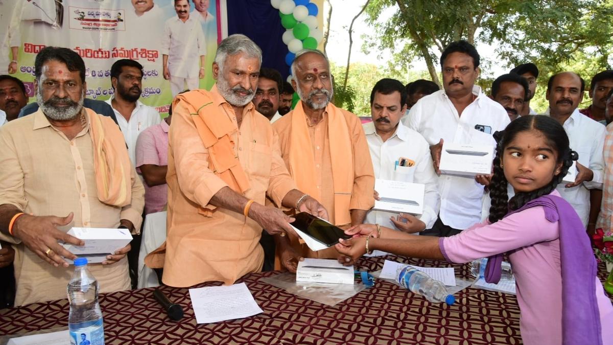 Minister Peddireddi distributes tabs to Class 8 students in Chittoor dist.