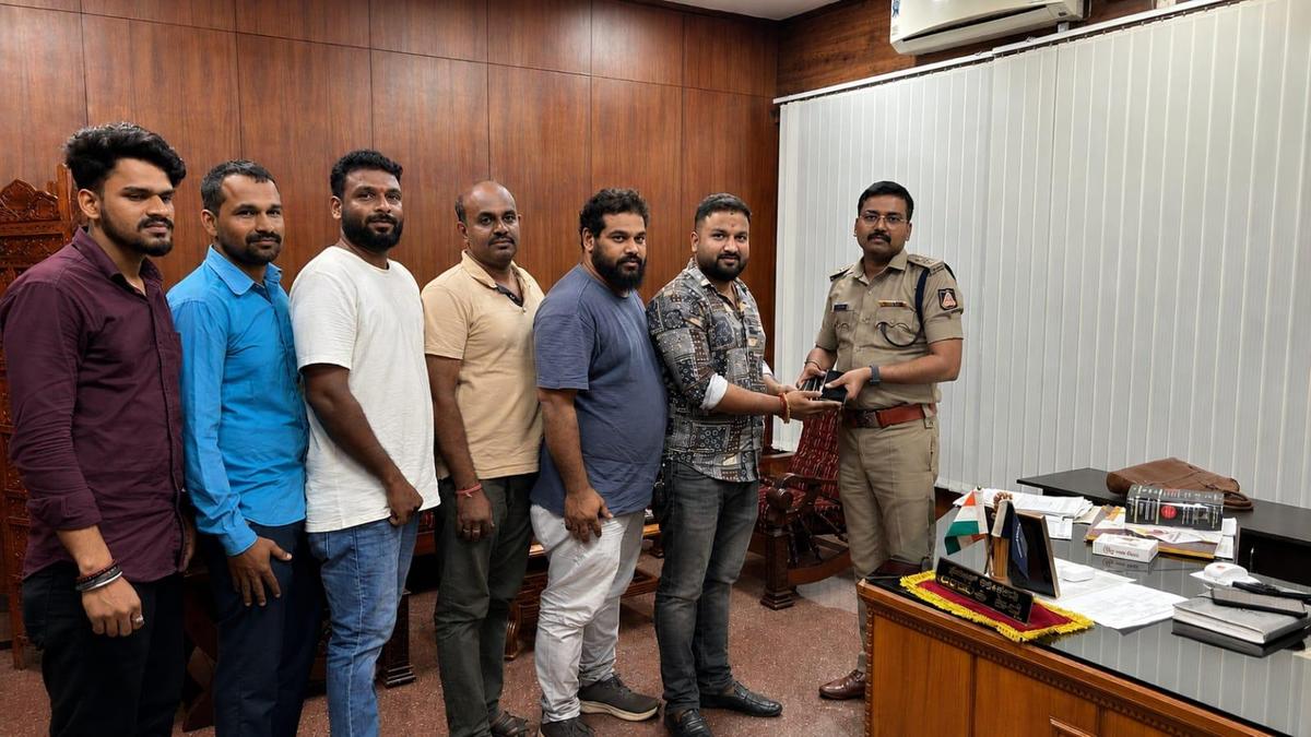Mobile shop owners return stolen mobile phones to police in Udupi