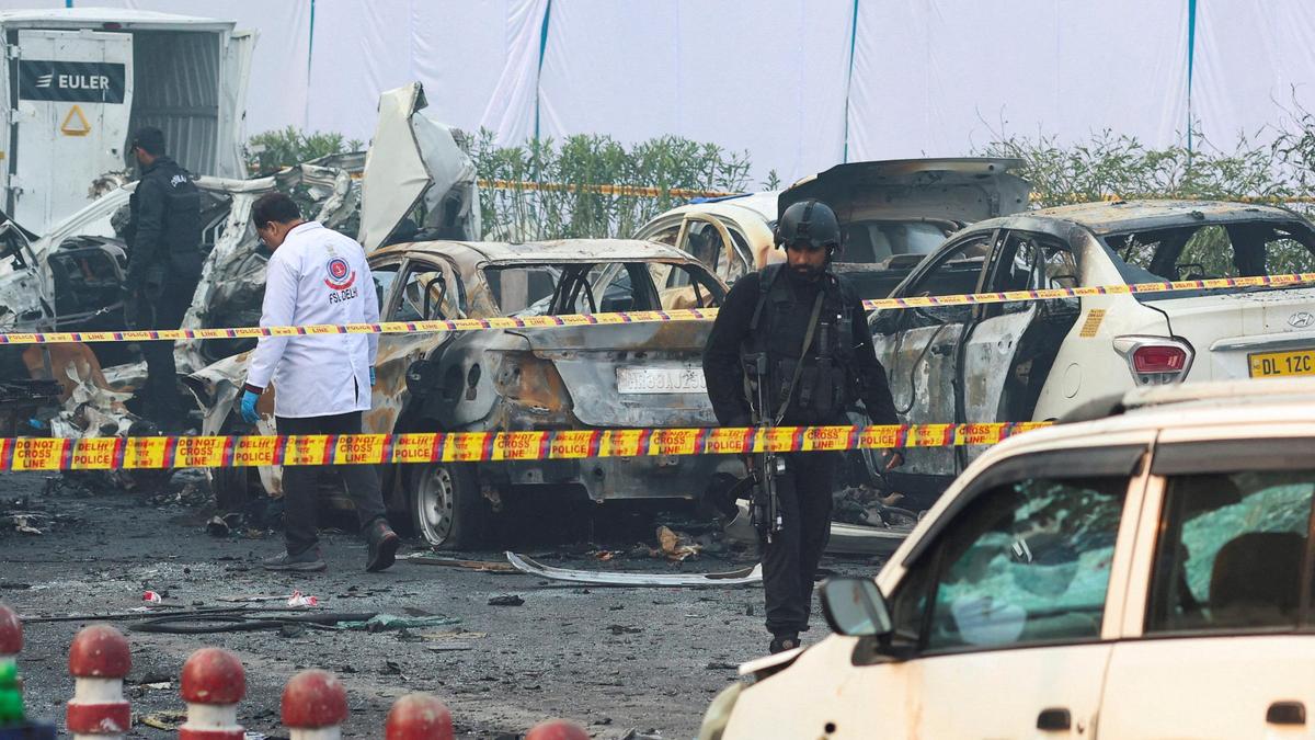 Explosion in parked car near Red Fort, Delhi; area cordoned off as authorities respond to the incident.