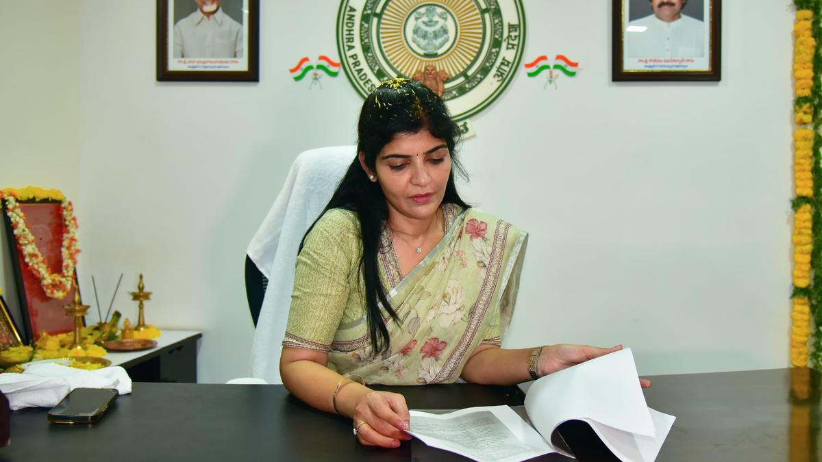 Mahila Commission Chairperson visits Sakthi Sadan in Kurnool