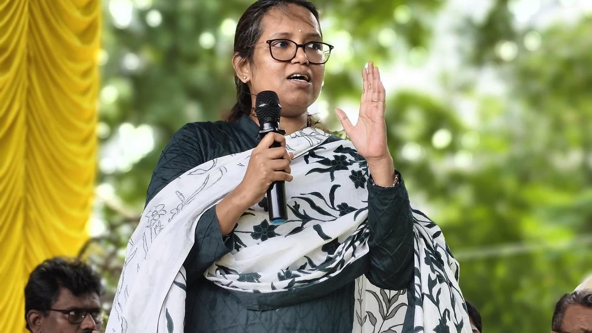 Varsha Gaikwad accuses Mahayuti government of turning Mumbai into a gas chamber