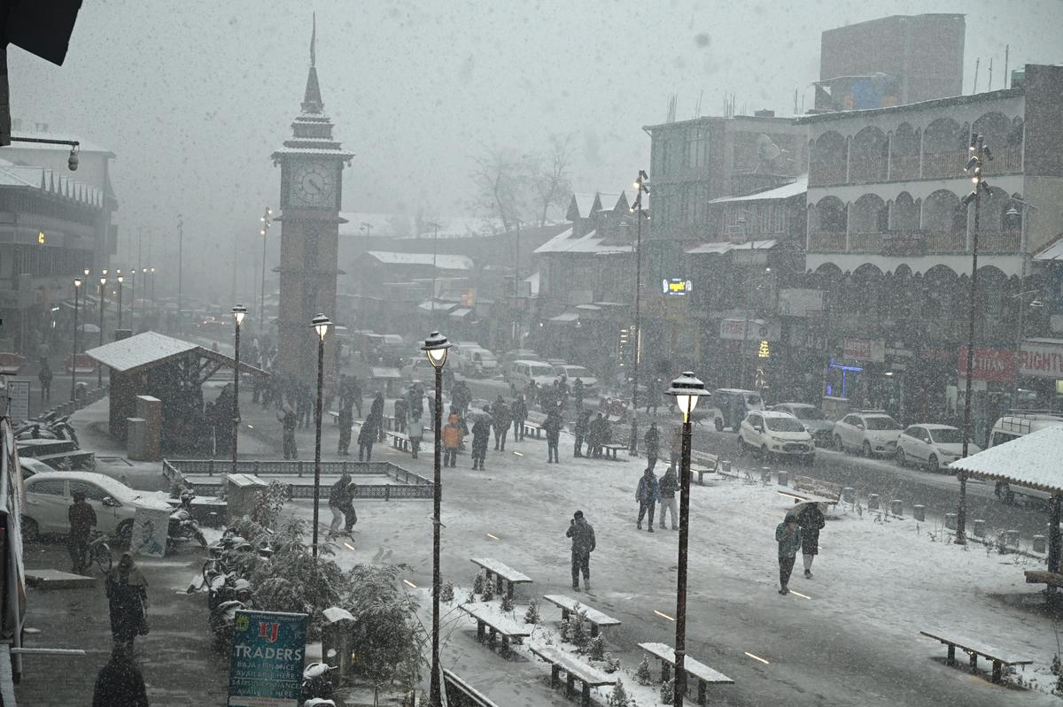  Tourists enjoy during season’s first snowfall in Srinagar, December 27, 2024