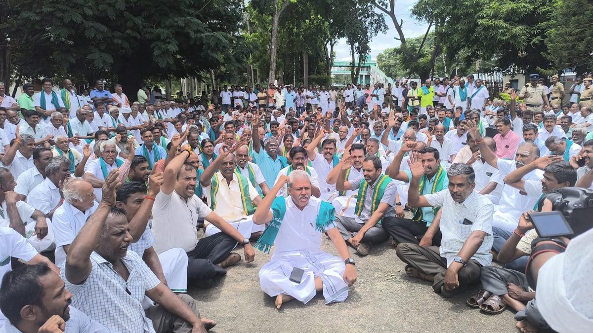 PAP farmers in Pollachi protest delay in completion of repair works along contour canal