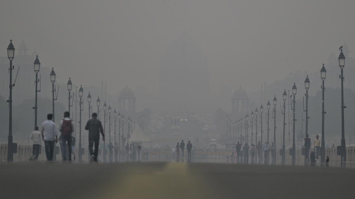 https://th-i.thgim.com/public/incoming/1d4izp/article68886236.ece/alternates/LANDSCAPE_1200/SMOG%20POLLUTION%20DELHI%2019%2011%20DELHI%206.JPG