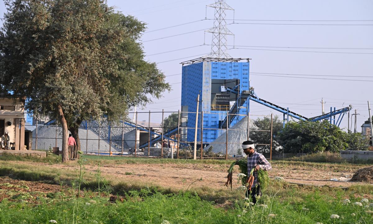 Crushing of stones happens very close to agricultural field in Mahendragarh, which impacts crop production. 