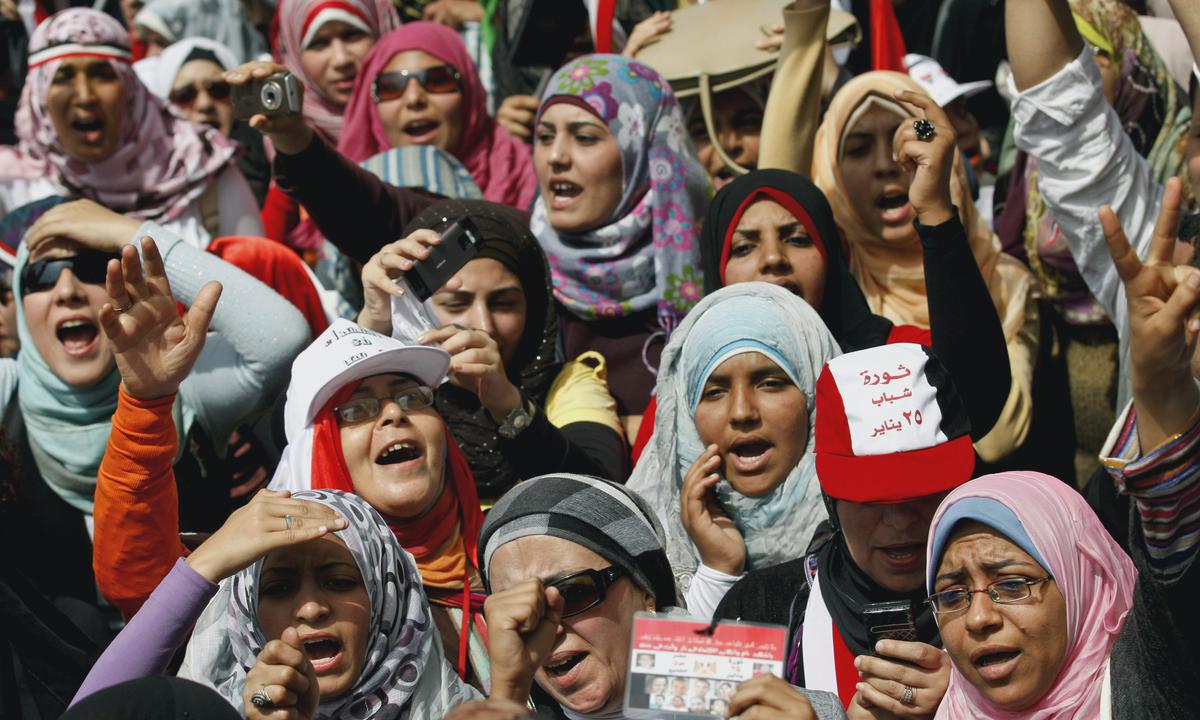 في هذه الصورة في 1 أبريل 2011 ، نساء مصريات يرددن شعارات خلال مظاهرة في ميدان التحرير في القاهرة ، مصر.