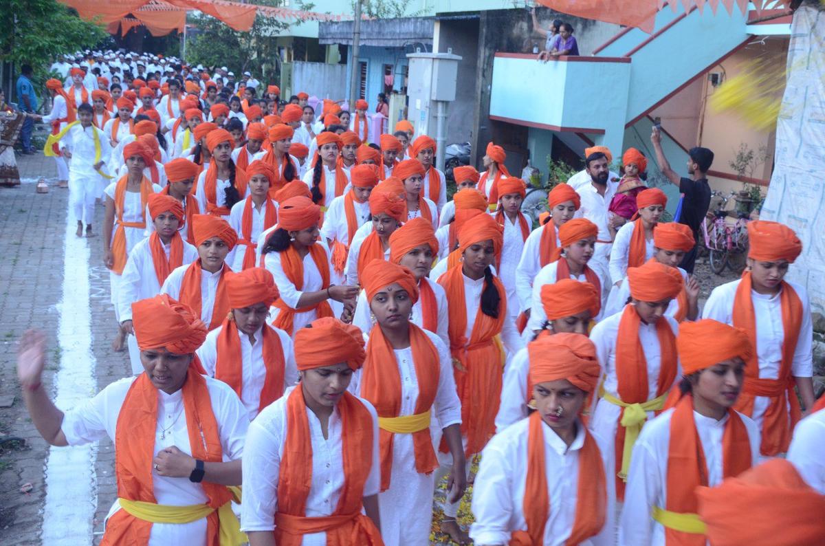 Hundreds of girls and boys participate in the run. The runners are called Dharkaris, the Marathi term for warrior. Those who play musical instruments join the band. 