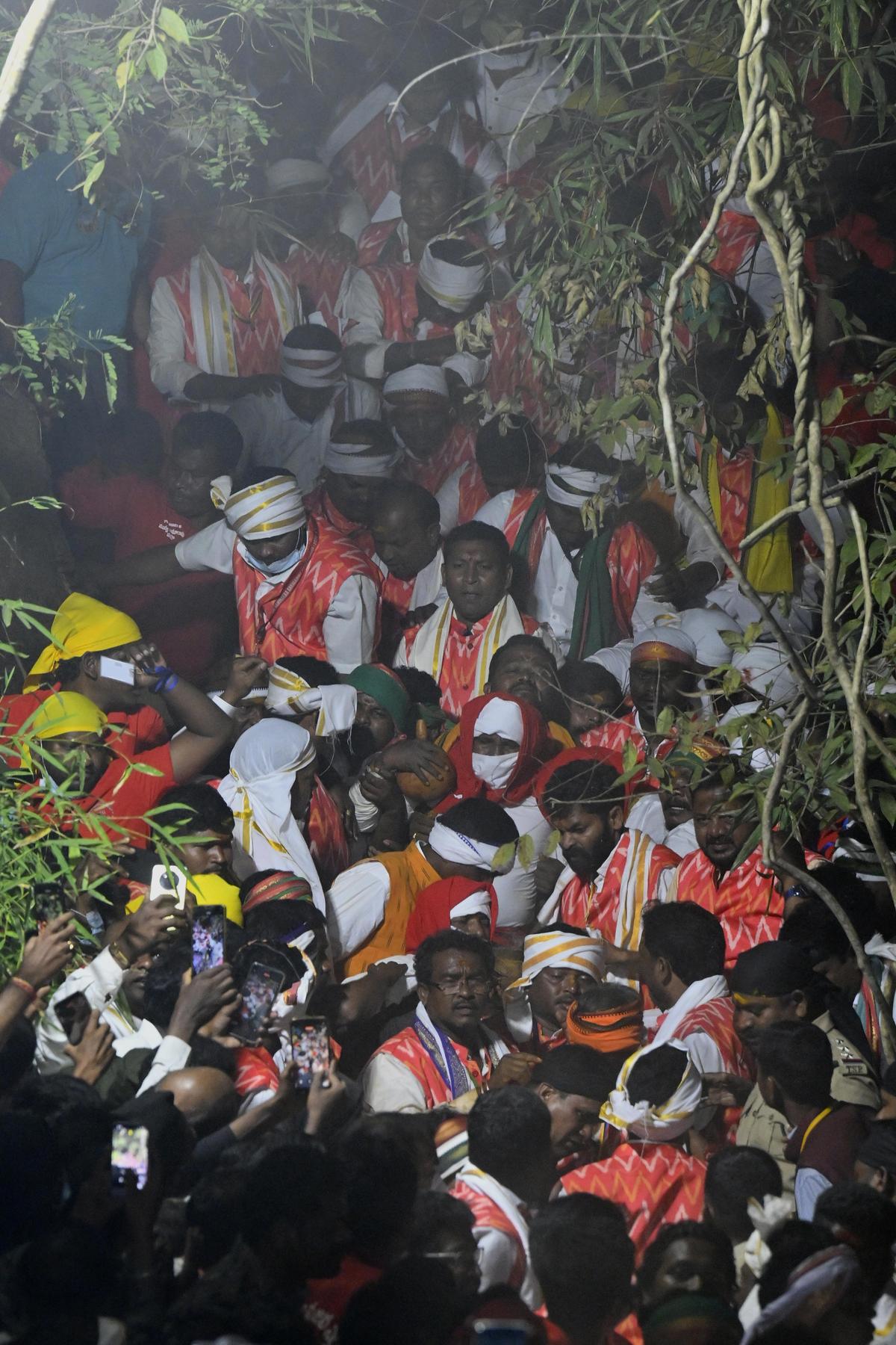 Os sacerdotes Koya liderados por Kokkera Krishnaiah estão trazendo a divindade presidente Sammakka na forma de um caixão vermelho de um lugar secreto em Chilakalagutta, perto de Medaram, na quinta-feira. 