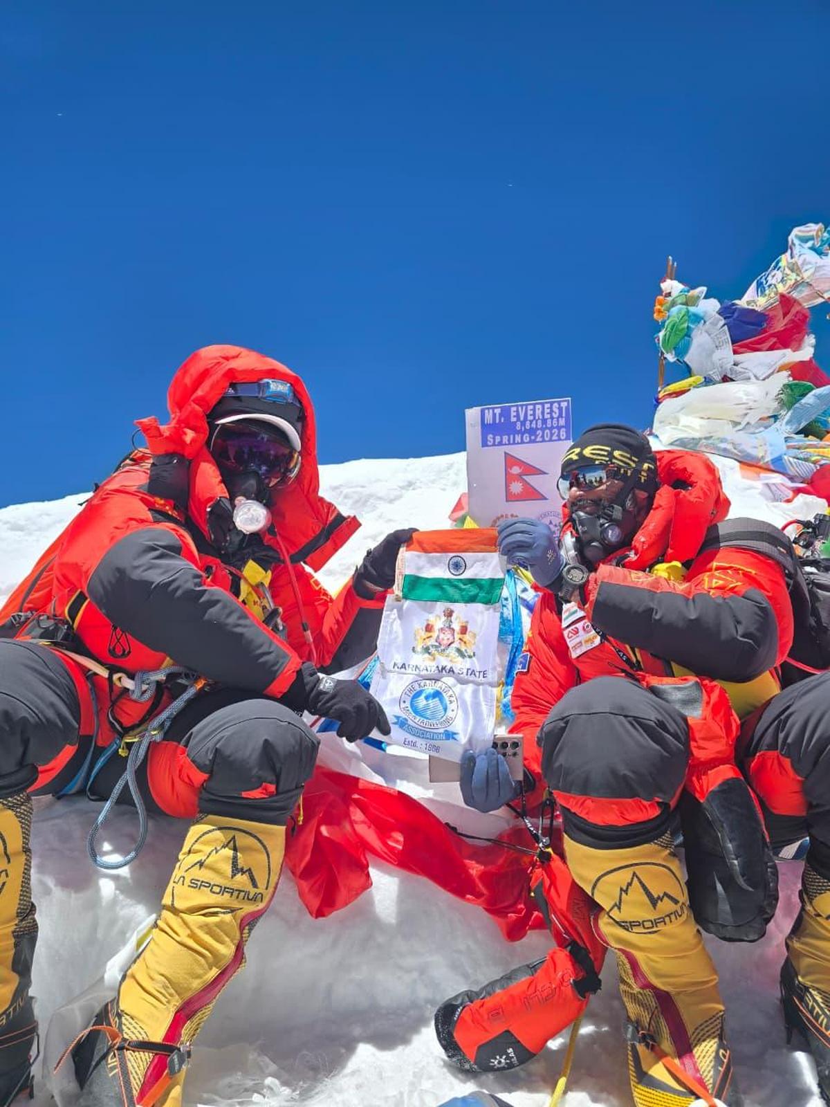 चिन्मयी त्रिशुलामूर्ति और संतोष देवराजप्पा जिन्होंने 12 मई, 2026 को 29,031 फीट की ऊंचाई पर माउंट एवरेस्ट पर चढ़ाई की।