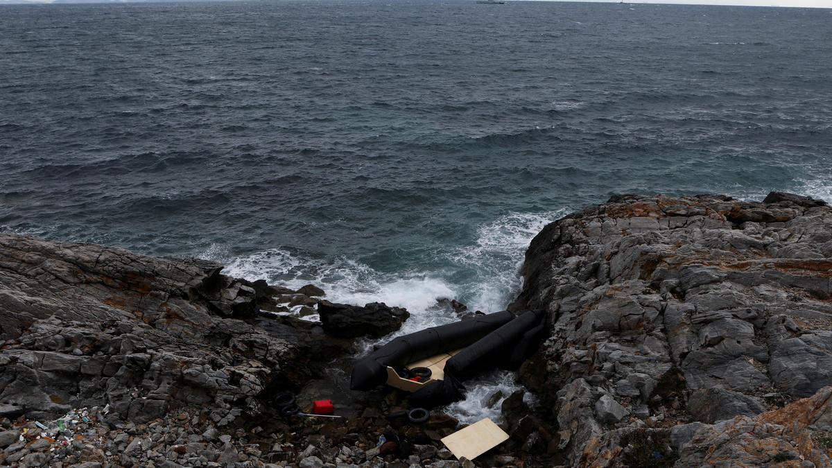 At least 14 women and children drowned in shipwreck off Yemen