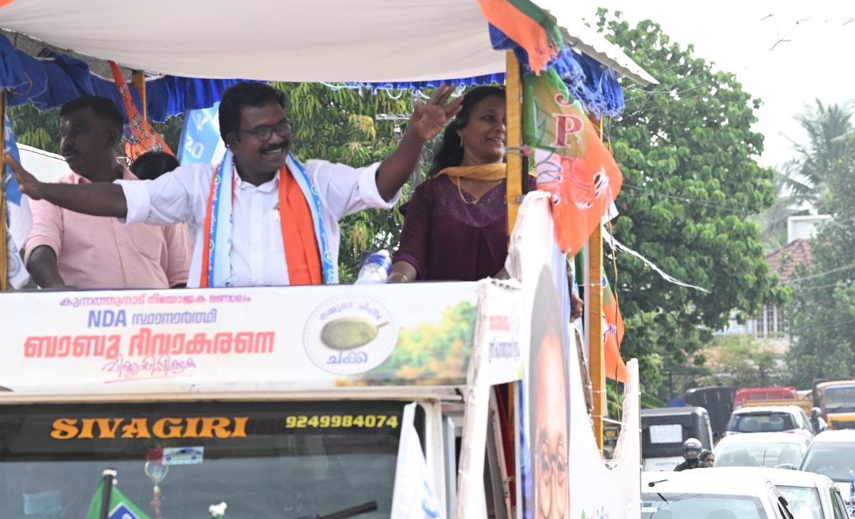 Babu Divakaran da NDA durante sua campanha.     