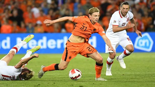 Reluctant Frenkie de Jong set to join Man United after club reaches deal with Barcelona