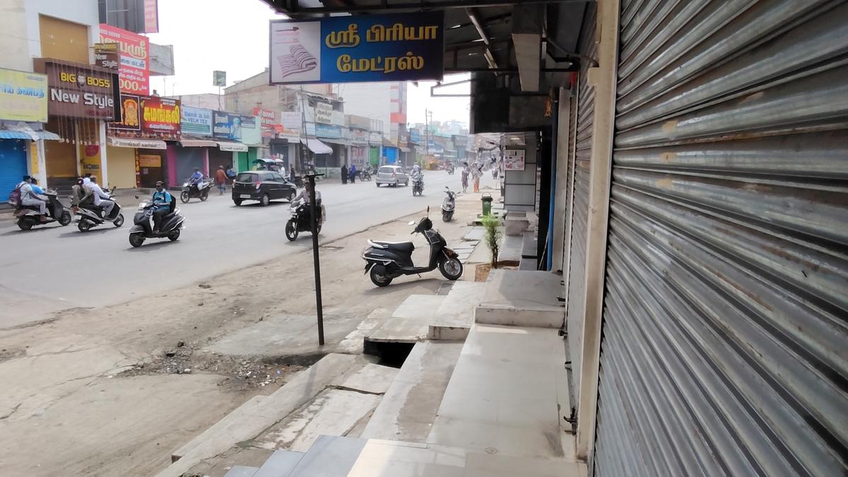 Namakkal traders protest over bus stand issue, shops shut for a day