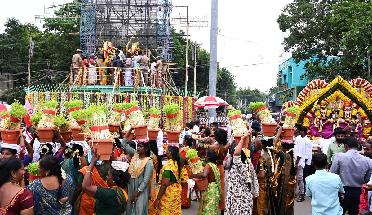 People pay respect to the statues of Marudhu Brothers at Teppakulam in Madurai on Monday. People pay respect to the statues of Marudhu Brothers at Teppakulam in Madurai on Monday.