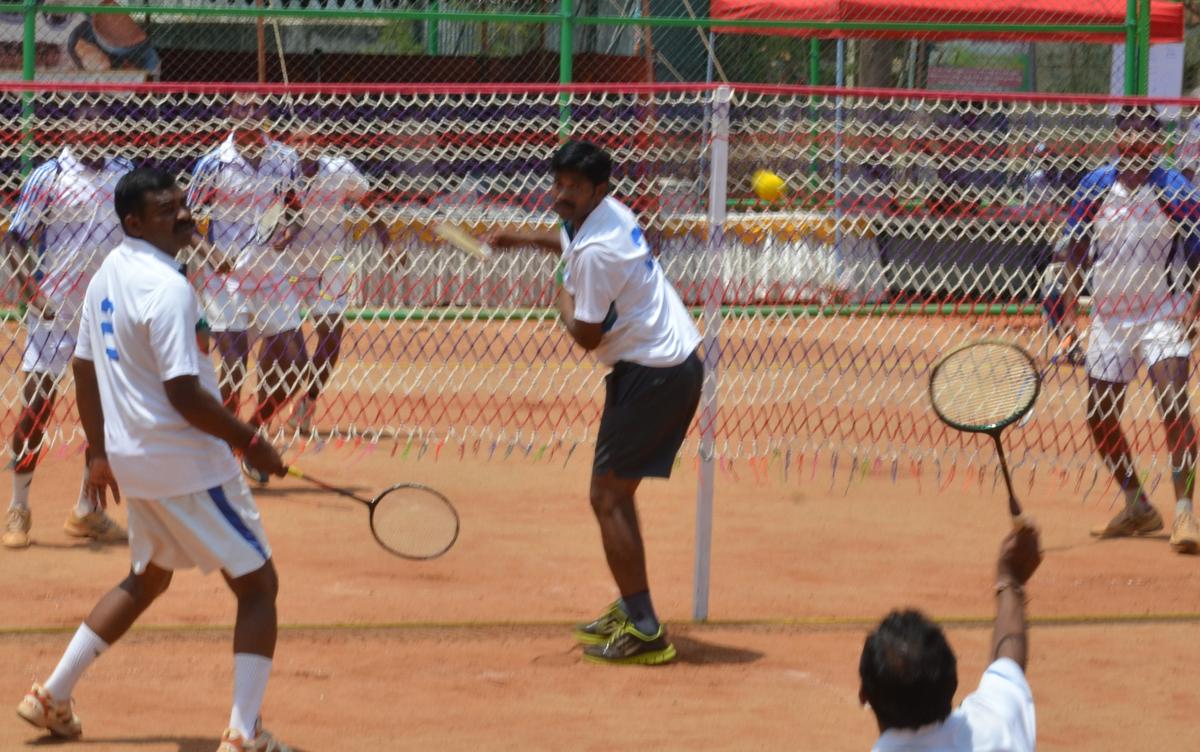 Ball badminton discount