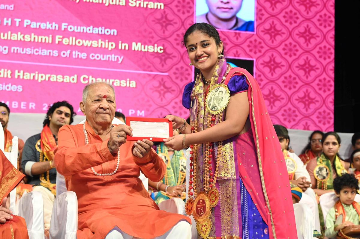 Rao receiving the Shanmukhananda Fellowship from renowned flutist and member of the Shiv-Hari duo, Pt. Hariprasad Chaurasia (left). Rao receiving the Shanmukhananda Fellowship from renowned flutist and member of the Shiv-Hari duo, Pt. Hariprasad Chaurasia (left).
