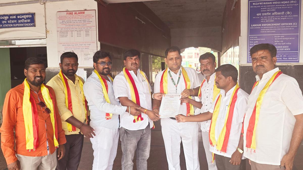 Activists demand Vande Bharat Express stoppage for Yadgir