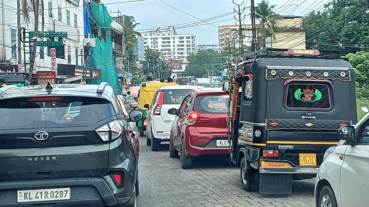 Traffic snarls worsen due to delay in widening Civil Line Road as part of Kochi metro’s Kakkanad extension