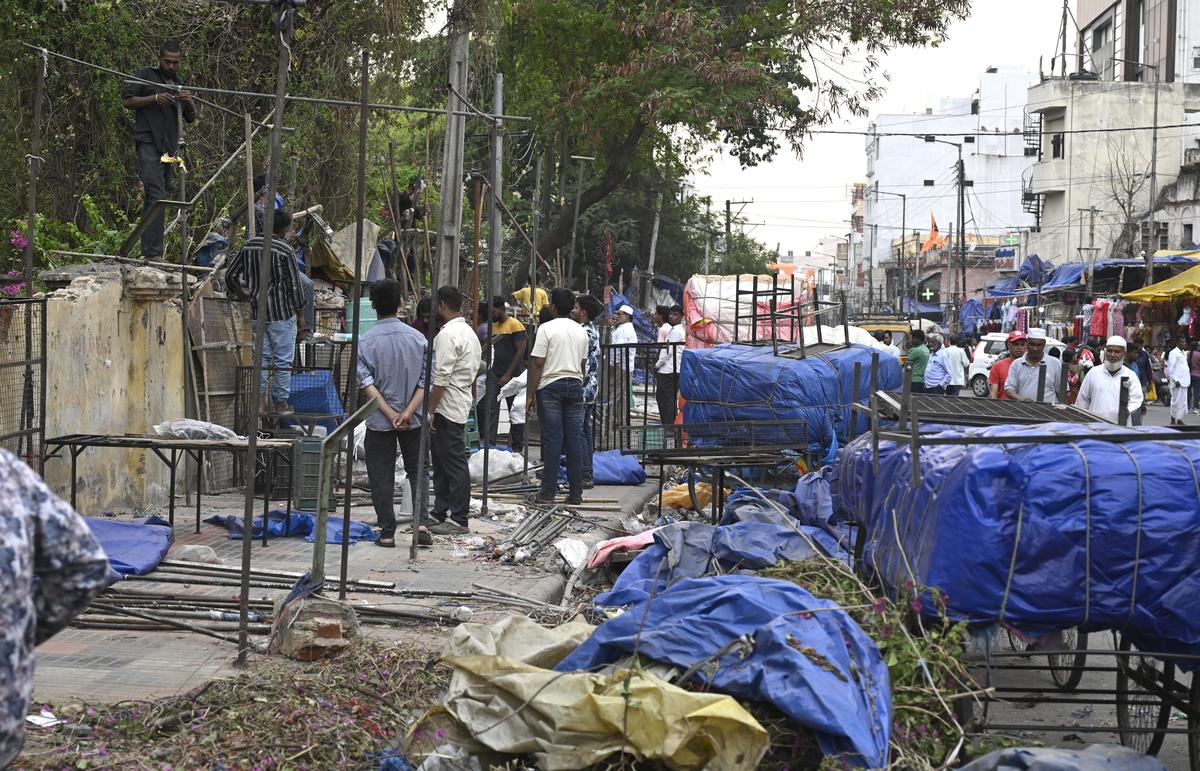 शनिवार को सिकंदराबाद में मोंडा मार्केट और सिकंदराबाद रेलवे स्टेशन के बीच अधिकारियों द्वारा फुटपाथों पर अतिक्रमण को ध्वस्त किया जा रहा है।