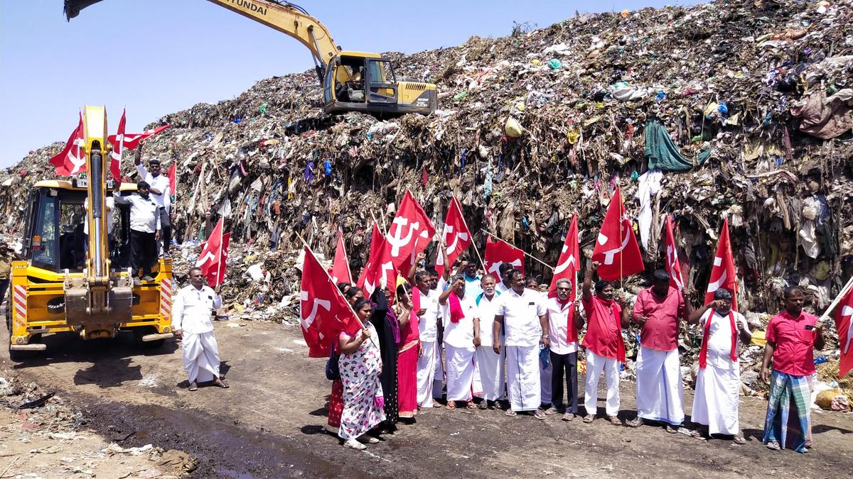 CPI(M) stages protest demanding closure of Ariyamangalam dump yard in Tiruchi