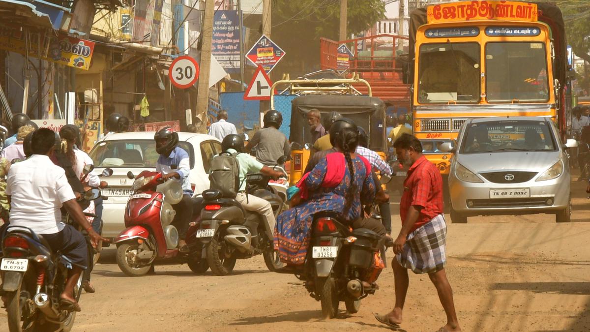 Unrestricted movement of heavy vehicles causes traffic snarls in Tiruchi