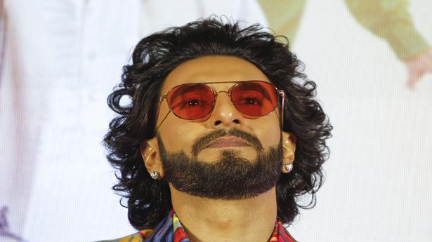 अभिनेता रणवीर सिंह के खिलाफ न्यूड फोटो खिंचवाने पर एफआईआर