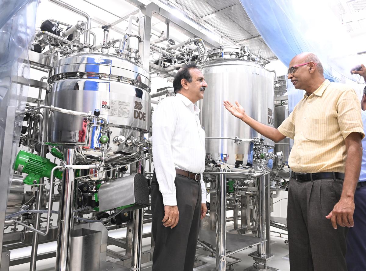 N. Venkatesh Prajna (vlevo), vedoucí oddělení rohovkové a refrakční chirurgie a ředitel rezidenčního školení, Aravind Eye Care System, ve výrobní jednotce lahviček v zařízení Aurolab v Madurai N. Venkatesh Prajna (vlevo), vedoucí oddělení rohovkové a refrakční chirurgie a ředitel rezidenčního školení, Aravind Eye Care System, ve výrobní jednotce lahviček v zařízení Aurolab v Madurai