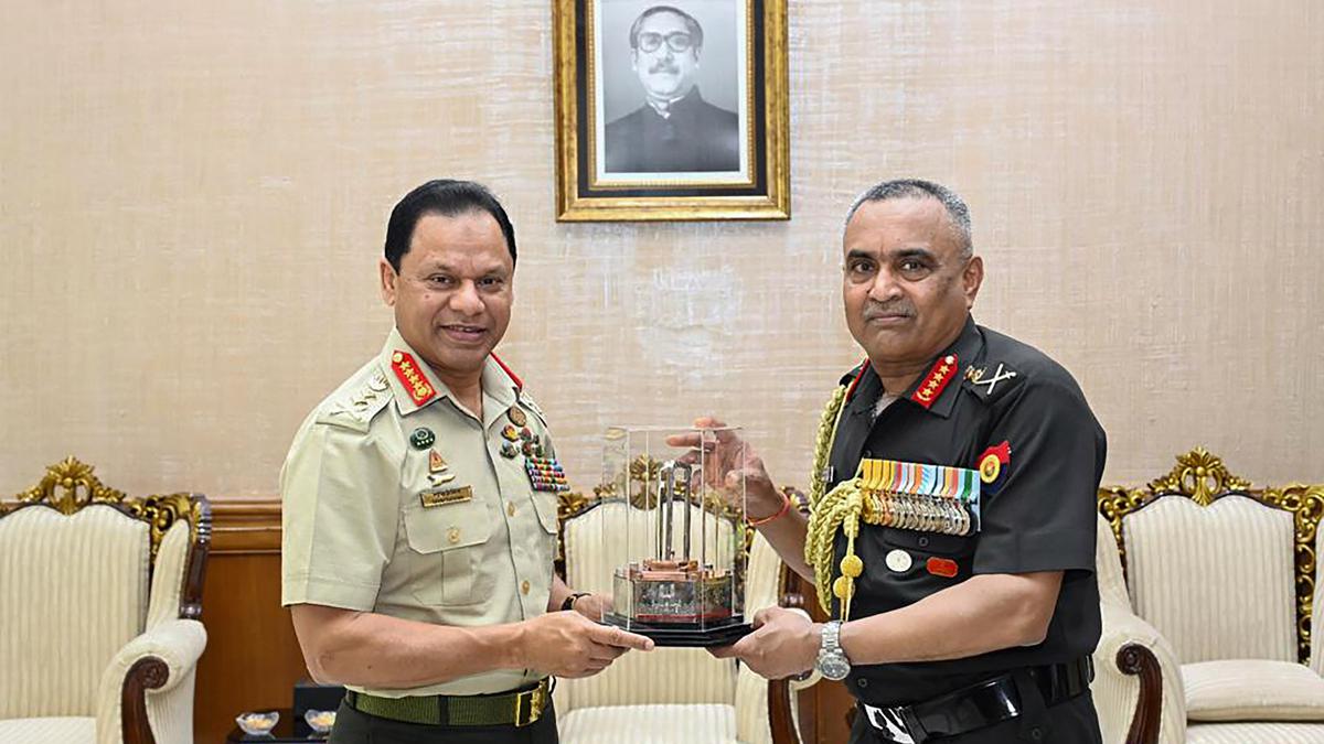 Indian Army chief meets Bangladeshi counterpart; discusses issues of mutual interest